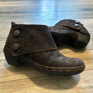 Merrell brown suede booties